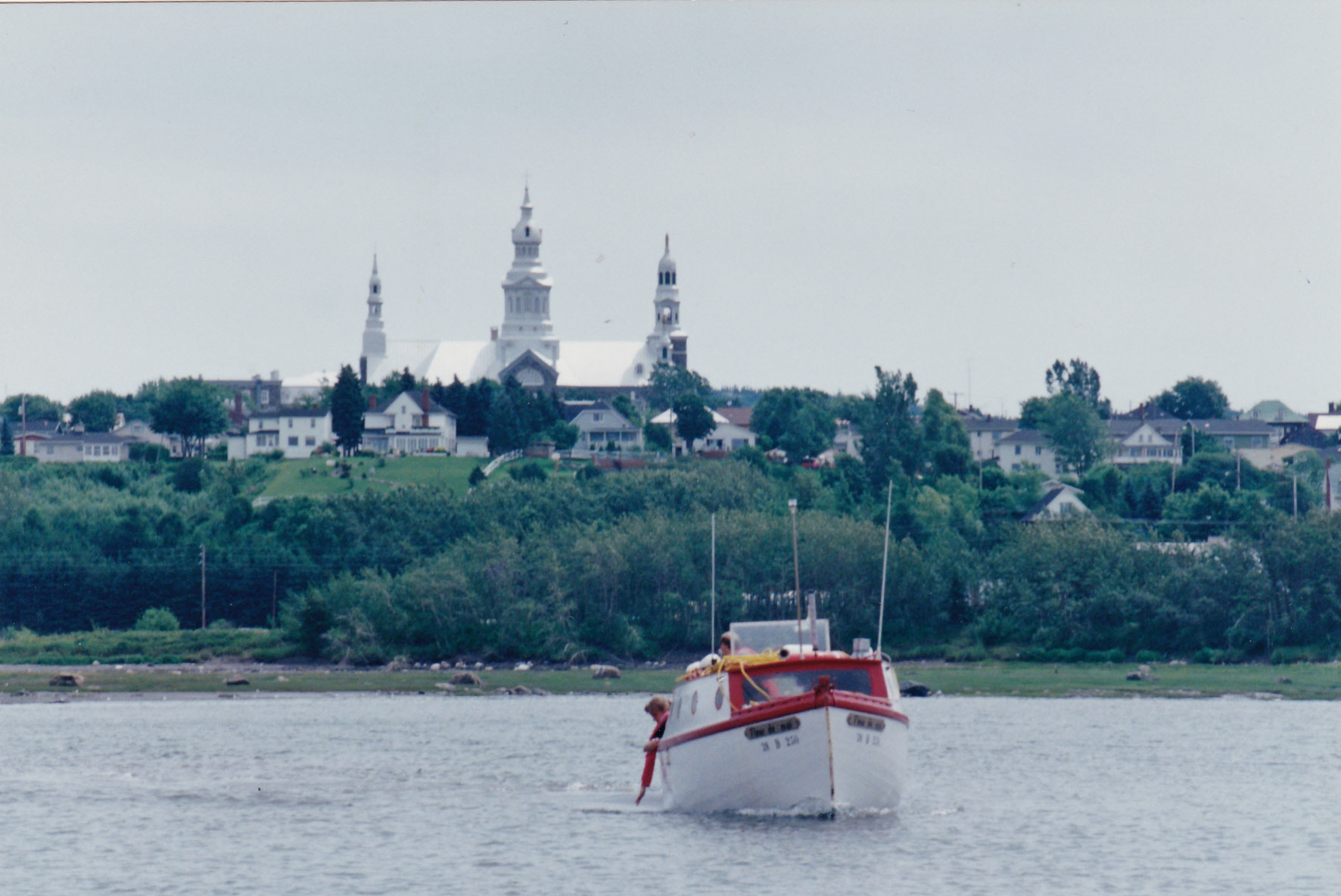 Le bateau Fleur de mai en face de Trois-Pistoles. Photo: Jean-Pierre Rioux