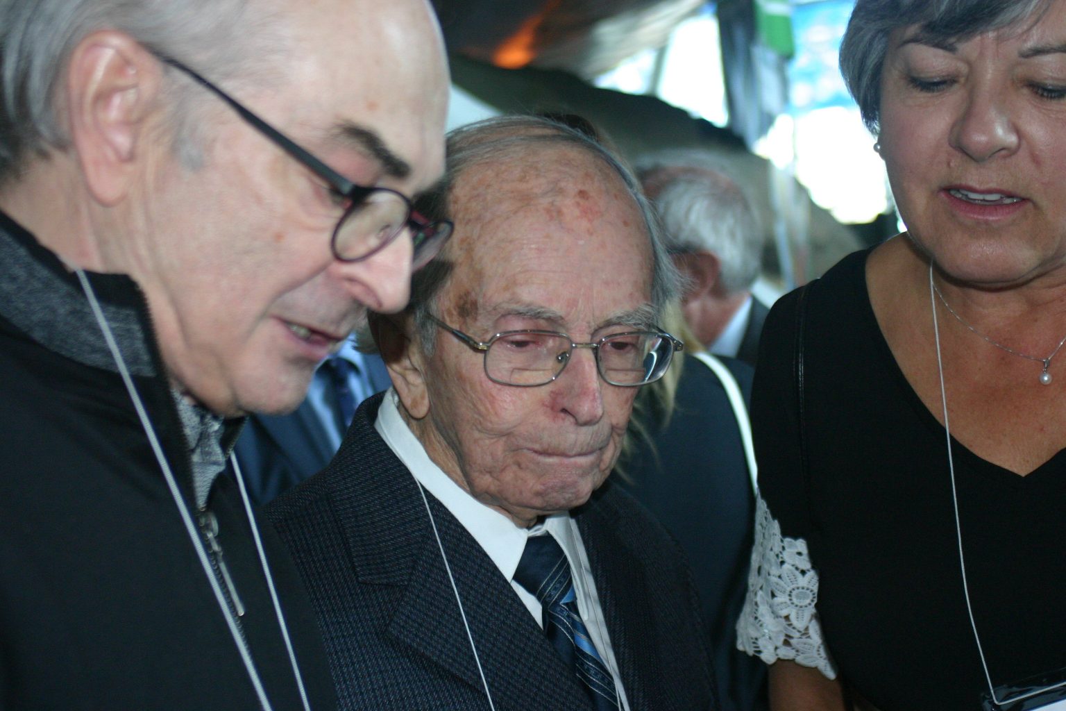 M. François Hamel, membre de la Société Provancher depuis 75 ans, est ici entouré de sa fille, Mme Pascale Hamel et de M. Réhaume Courtois. Photo: Marianne Kugler
