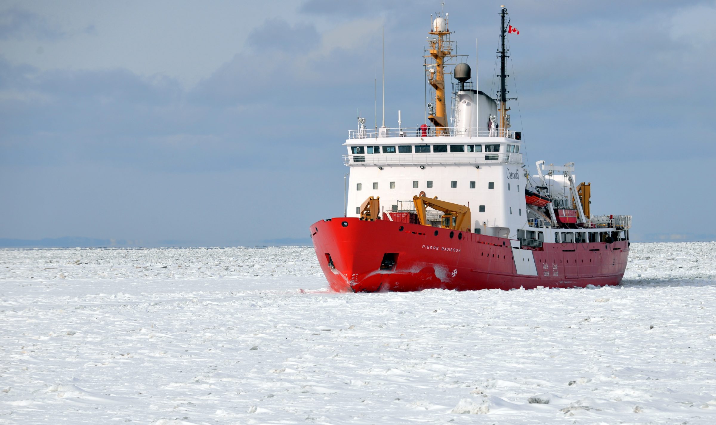 Le brise-glace canadien Pierre Radisson sillonnant les mers gelées. Photo : Émilien Pelletier.