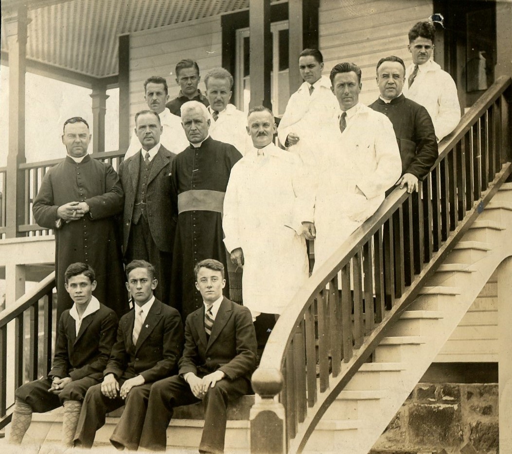 Photo de 1930 devant la Station de biologie marine du Saint-Laurent de Trois-Pistoles, illustrant quelques étudiants et les enseignants. Photo : Collection D.A. Déry.